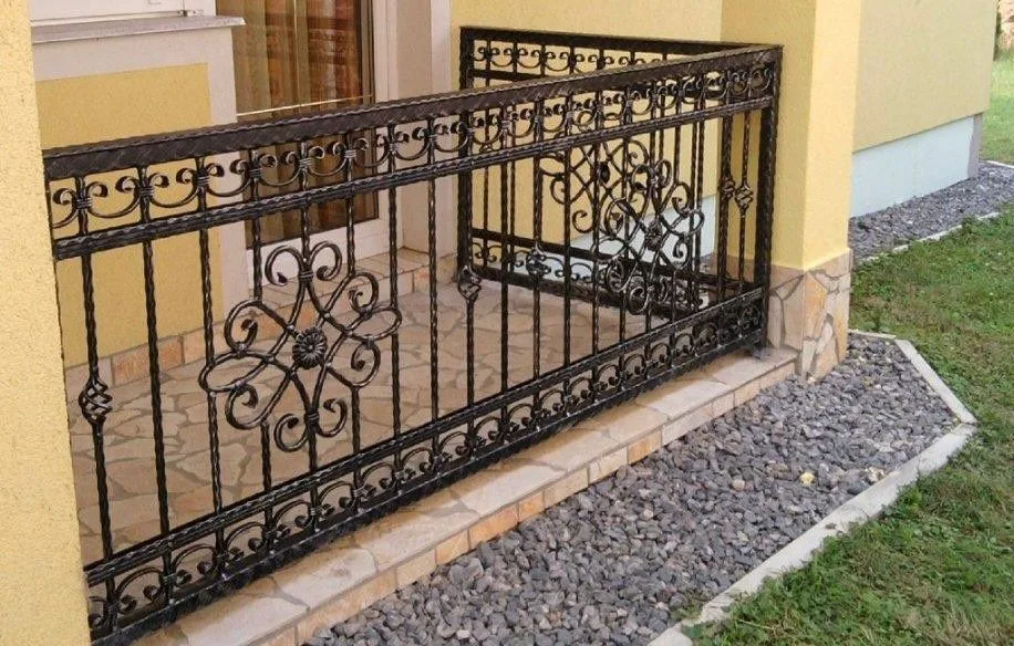 Balustradă exterioară fier forjat cu rozetă florală și volute, Constanța