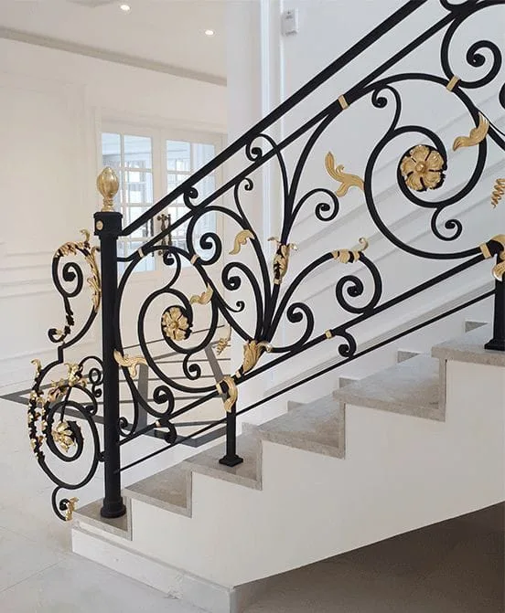 Balustradă interioară fier forjat negru cu volute și ornamente aurite