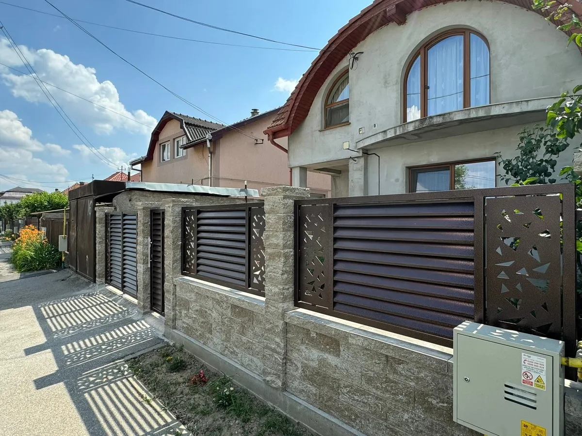 Gard modular tip jaluzea bronz pe stâlpi din piatră