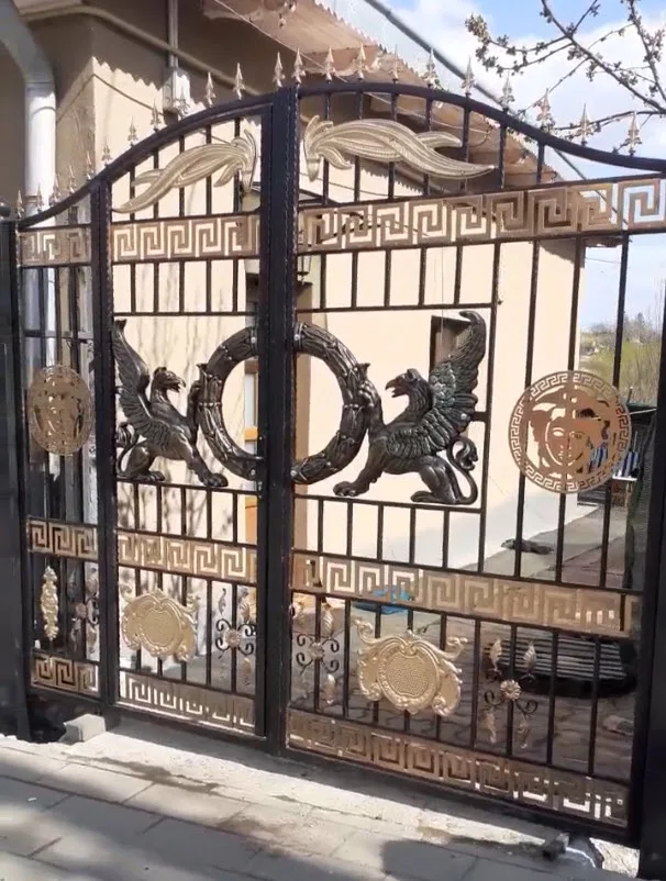Poartă fier forjat negru cu grifoni și ornamente aurii, județul Constanța