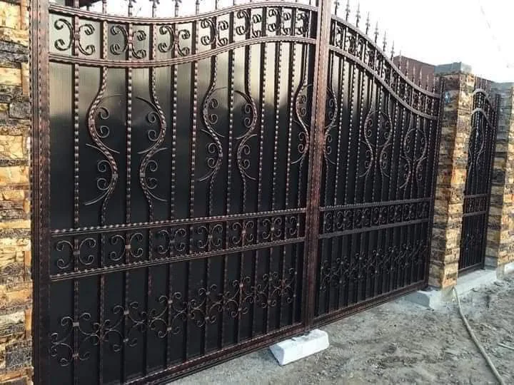 Poartă fier forjat cu finisaj cupru și ornamente florale, Constanța