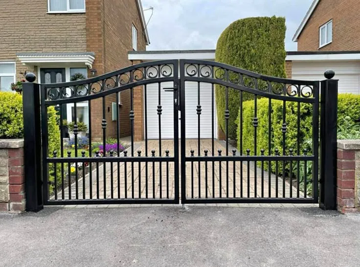 Poartă batantă dublă metalică neagră cu arc curbat, volute și globuri decorative, Constanța