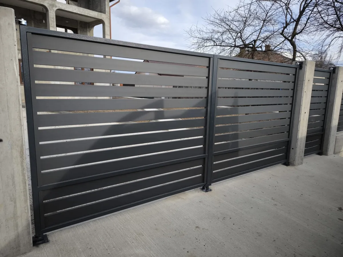 Poartă batantă dublă din țeavă rectangulară cu lamele orizontale antracit, Constanța