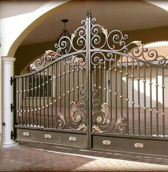Poartă culisantă fier forjat cu volute și ornamente aurite, finisaj bronz