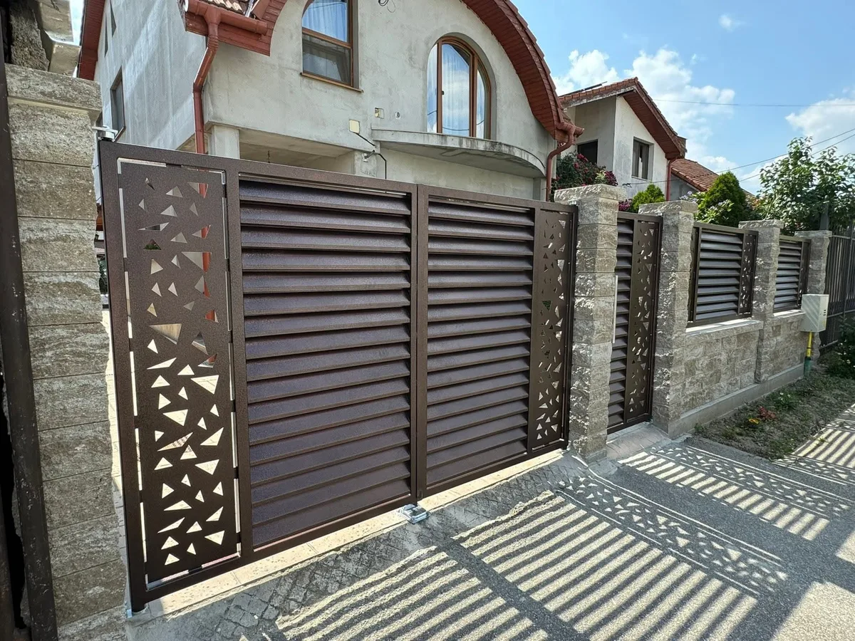 Poartă culisantă tip jaluzea bronz cu decupaj laser geometric