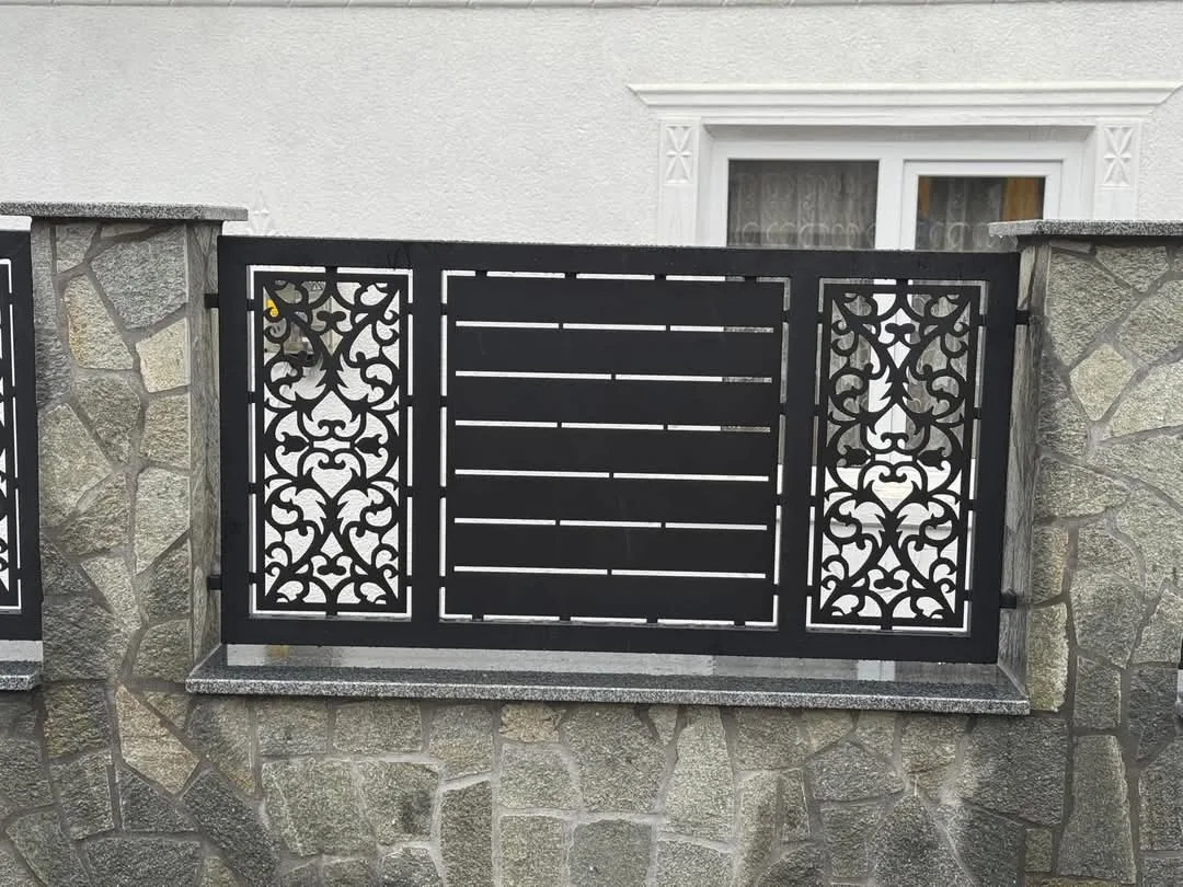 Panou de gard cu decupaj laser floral tip arabesc, stâlpi din piatră, Alba