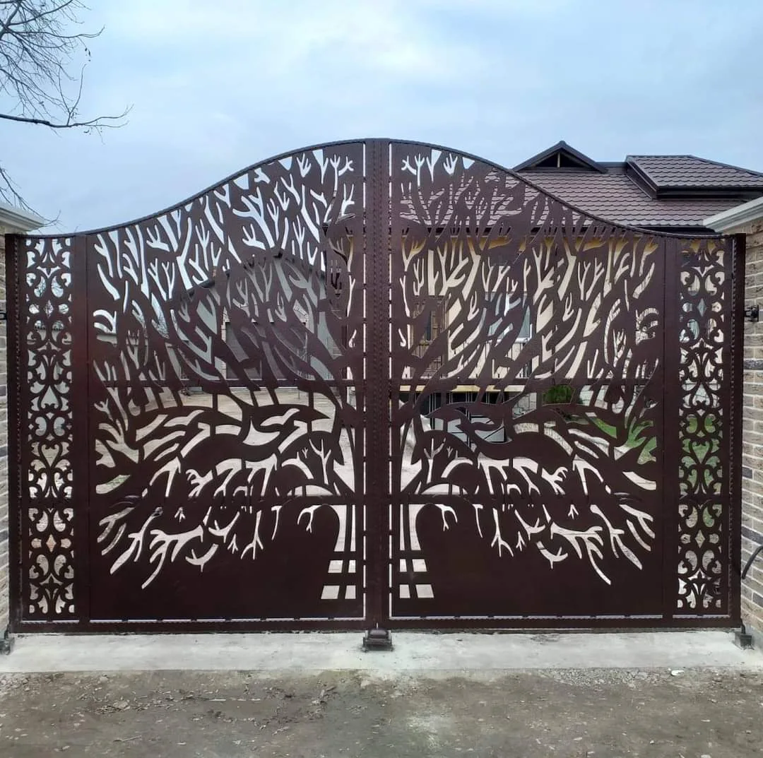 Poartă decupată laser cu motiv copacul vieții, finisaj bronz, montată în județul Alba