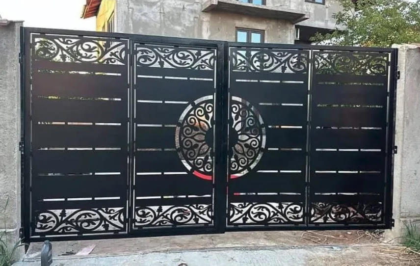 Poartă cu decupaj laser, medalion pomul vieții și bordură florală, negru