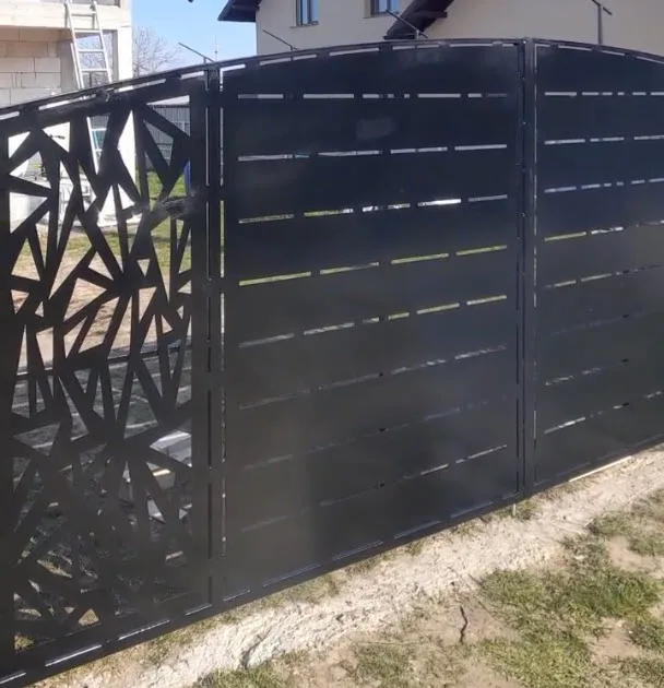 Poartă batantă dublă cu decupaj laser geometric și lamele orizontale, antracit
