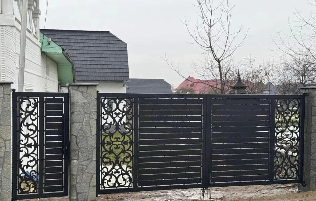 Poartă culisantă antracit cu decupaj floral și lamele tip jaluzea